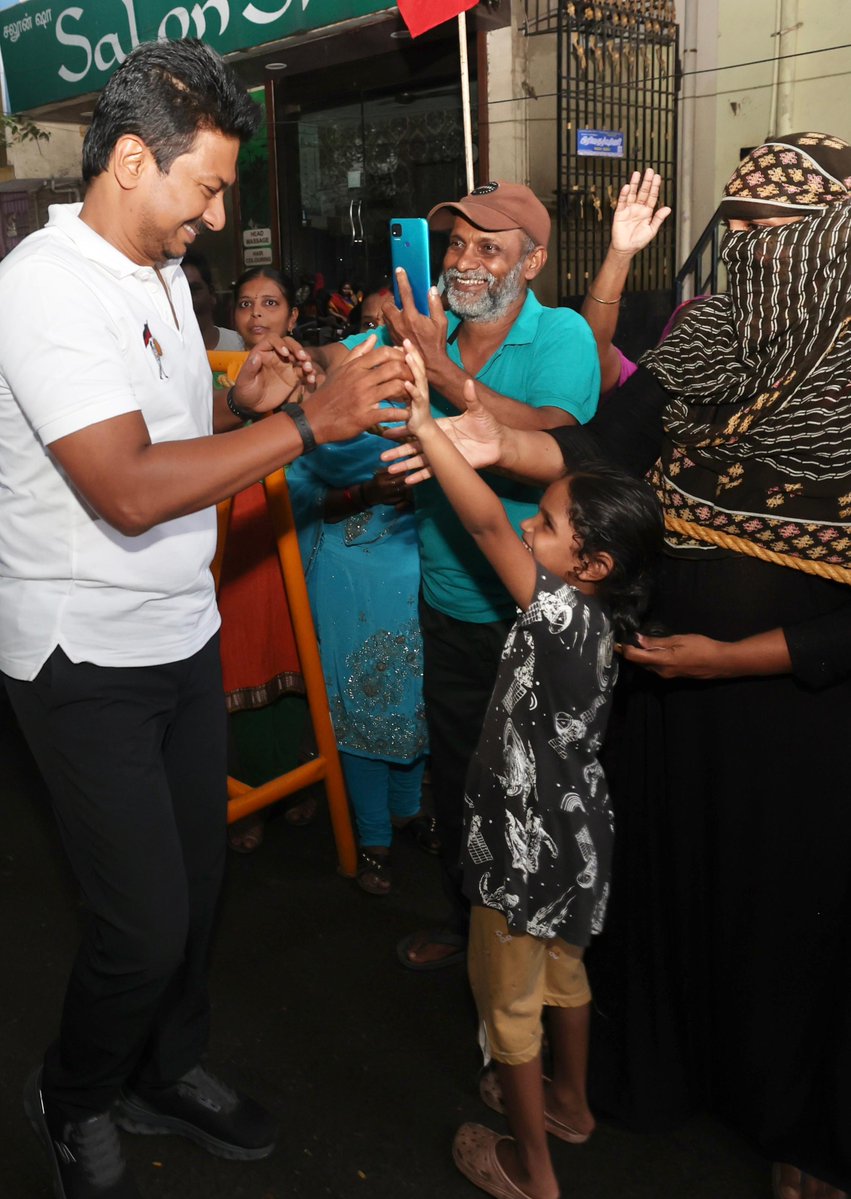 Udhay (@udhaystalin) on Twitter photo கழகத்தலைவர் - மாண்புமிகு முதலமைச்சர் <a href="/mkstalin/">M.K.Stalin - தமிழ்நாட்டை தலைகுனிய விடமாட்டேன்</a> அவர்களின் வழிகாட்டுதலின்படி, நம்முடைய #ChepaukTriplicane தொகுதி, திருவல்லிக்கேணி பகுதி, வட்டம் - 115 (அ), ஷேக் தாவூத் தெரு பகுதியைச் சேர்ந்த 1000 பொதுமக்களுக்கு நலத்திட்ட உதவிகளை வழங்கி வாழ்த்தினோம்.
<a href="/Dayanidhi_Maran/">Dayanidhi Maran தயாநிதி மாறன்</a> <a href="/nchitrarasu/">N CHITRARASU ( நே.சிற்றரசு )</a> கழகத்தலைவர் - மாண்புமிகு முதலமைச்சர் <a href="/mkstalin/">M.K.Stalin - தமிழ்நாட்டை தலைகுனிய விடமாட்டேன்</a> அவர்களின் வழிகாட்டுதலின்படி, நம்முடைய #ChepaukTriplicane தொகுதி, திருவல்லிக்கேணி பகுதி, வட்டம் - 115 (அ), ஷேக் தாவூத் தெரு பகுதியைச் சேர்ந்த 1000 பொதுமக்களுக்கு நலத்திட்ட உதவிகளை வழங்கி வாழ்த்தினோம்.
<a href="/Dayanidhi_Maran/">Dayanidhi Maran தயாநிதி மாறன்</a> <a href="/nchitrarasu/">N CHITRARASU ( நே.சிற்றரசு )</a>