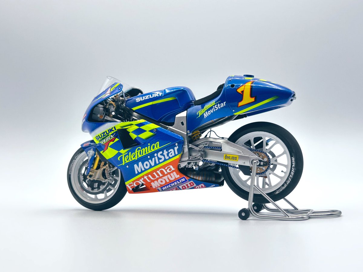 完成しました！🎉
記念撮影その①  外観から
Production period
　　      : 25'.8.27〜10.15
kit: TAMIYA 1/12 
model: SUZUKI RGV-Γ'01
              Telefonica MoviStar
約2ヶ月で完成。今回は硬化したデカールとの闘いでその処理に殆どの時間を費やしたイメージですw  皆さまお付き合い感謝です