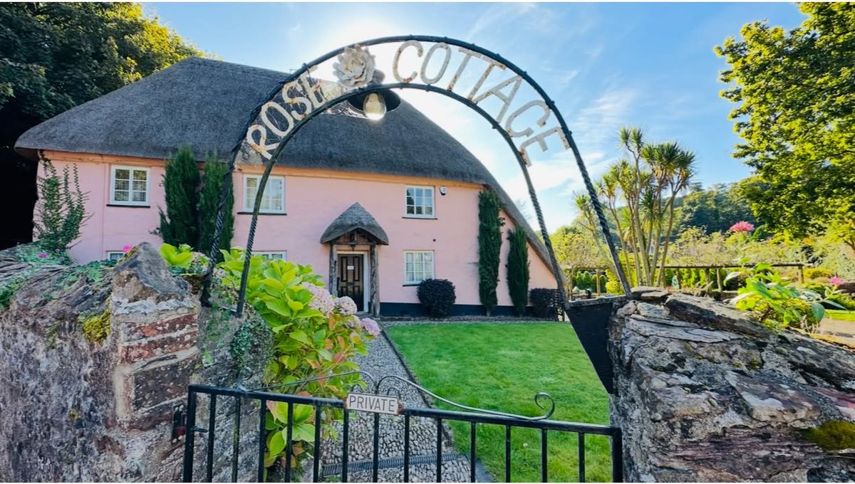 October across our beautiful bay — calm, mild, and absolutely stunning! 💙 🍂🌴 

This is your sign to book a last-minute break this autumn: englishriviera.co.uk

#autumn #englishriviera #devon