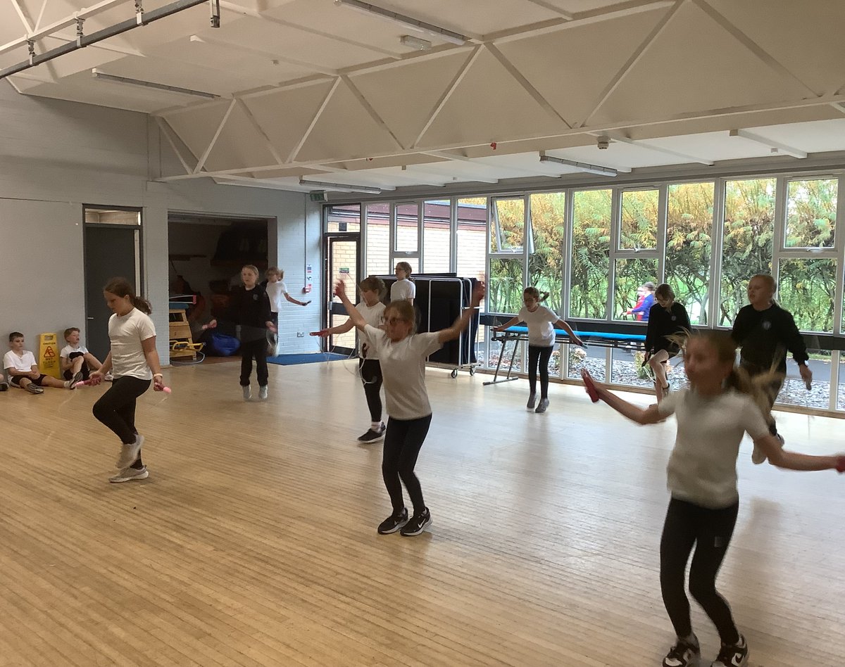 💙💪 A huge thank you to Skip2bFit for visiting Aspin Park this week and delivering an amazing skipping workshop! The children had so much fun improving their fitness, learning new skills, and challenging themselves to beat their personal bests! 🏅✨