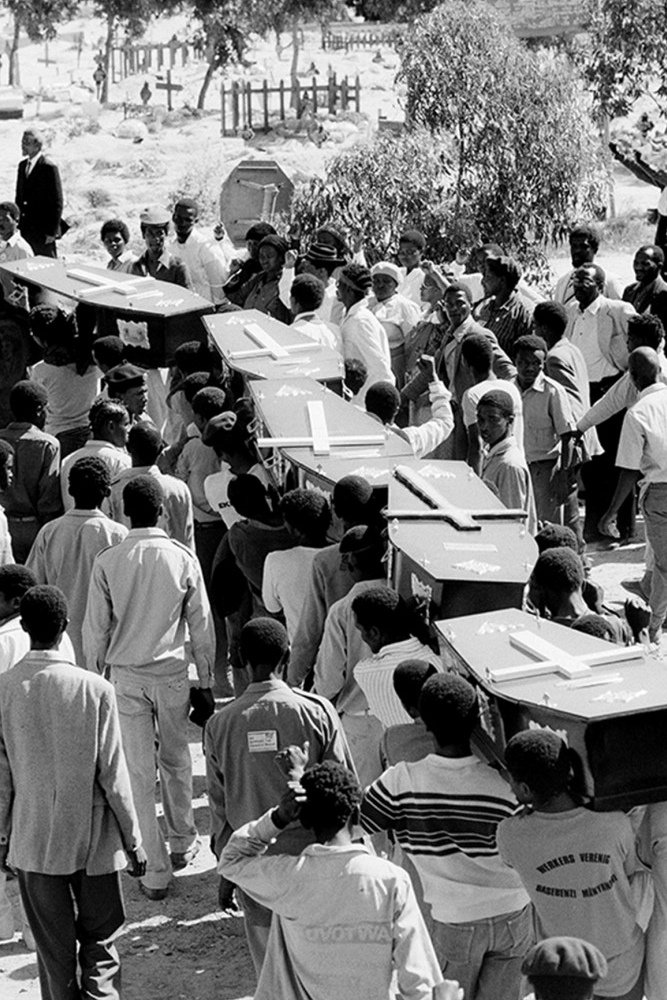 Mass funeral at the Guguletu Cemetery, c 1980s. Photographer: Zubeida Vallie