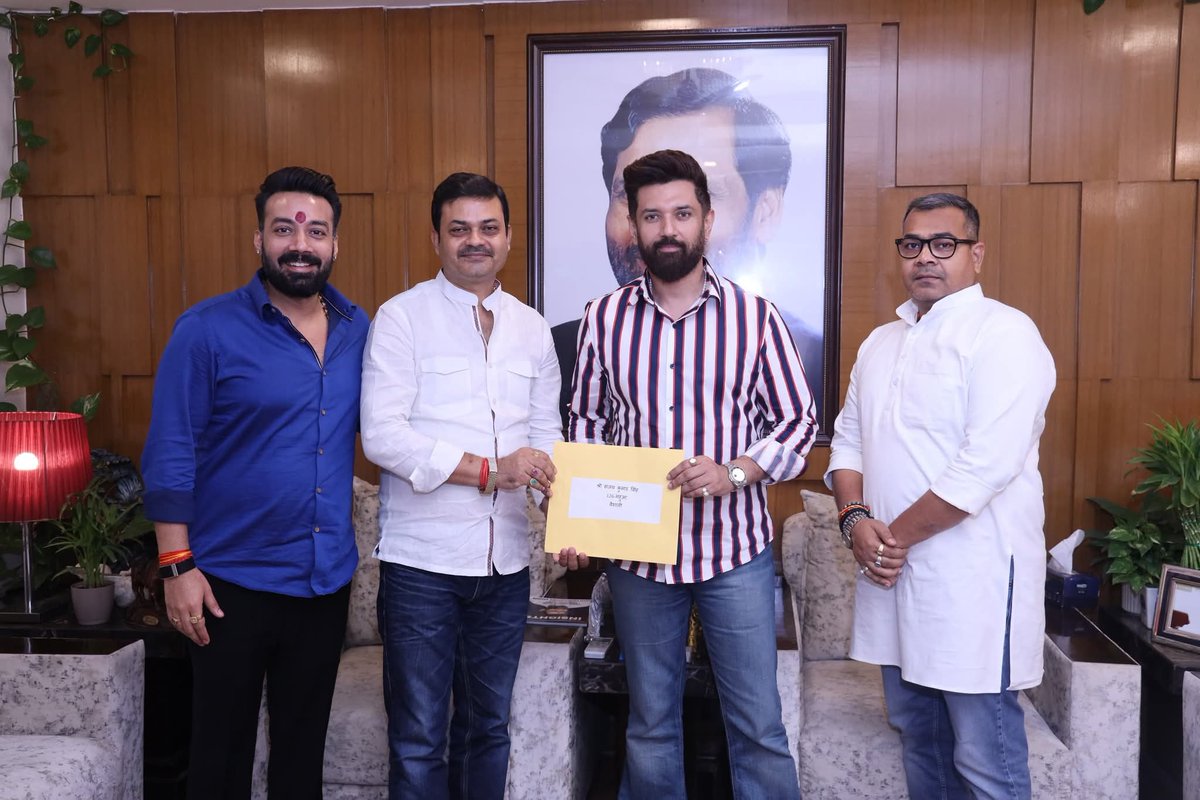 महुआ की पावन धरती को महुआ के बेटा का सादर प्रणाम एवं वंदन।

मैं अपने नेता, लोक जनशक्ति पार्टी (रामविलास) के राष्ट्रीय अध्यक्ष एवं केंद्रीय मंत्री आदरणीय श्री चिराग पासवान जी,
जमुई के लोकप्रिय सांसद एवं बिहार प्रभारी श्री अरुण भारती जी,
तथा एनडीए के सभी घटक दलों के आदरणीय नेताओं