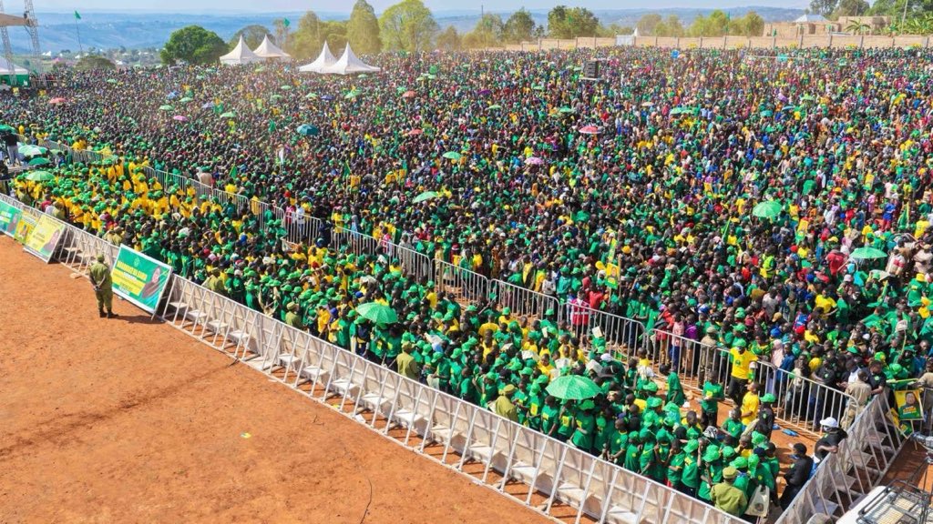 ccm_tanzania's tweet photo. Sehemu ya Wananchi wa Karagwe mkoani Kagera  waliohudhuria mkutano wa hadhara wa Kampeni wa Mgombea wa nafasi ya Rais wa Jamhuri ya Muungano wa Tanzania na Mwenyekiti wa Chama cha Mapinduzi (CCM) Taifa Ndugu Dkt. Samia Suluhu Hassan, tarehe 15 Oktoba, 2025. https://t.co/33W7fbLLmy