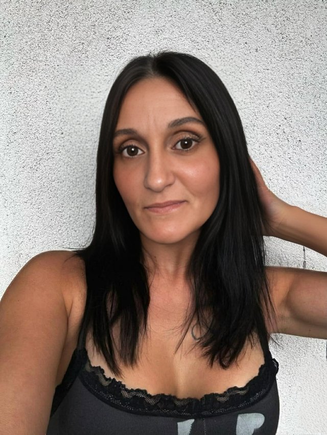 Mir ist es extrem wichtig sich auch mal zu zeigen ohne Makeup ohne Filter. Jede Frau liebt es sich zu schminken oder 7 Filter drauf zu hauen habe ich selbstverständlich auch gemacht. Nur viele Folger habe mir gesagt ohne Weltklasse und das sehe ich nun auch so. Natürlich schön🤫