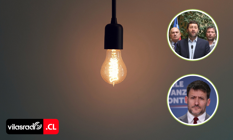 VilasRadio's tweet photo. ⭕️ ¡TORMENTA EN LA MONEDA!: BANCADA UDI ANUNCIA ACUSACIÓN CONSTITUCIONAL CONTRA MINISTRO PARDOW POR MILLONARIO ERROR EN CUENTAS DE LUZ
💻Revisa la nota completa aquí:
https://t.co/2ghy460lYk
#Chile #AcusaciónConstitucional #AC #UDI #Energía #Ministerio #DiegoPardow #CuentasLuz https://t.co/qLiH8jyYTE