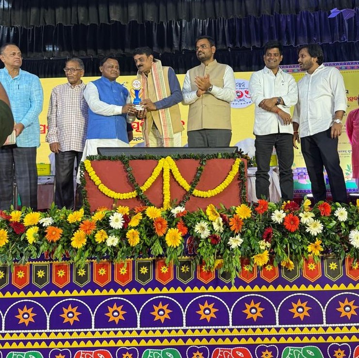 FASTCOMMBBSR's tweet image. In a proud moment on The Samaj’s 106th birthday, Chief Minister Mohan Charan Majhi and Industry Minister Sampad Chandra Swain felicitated Mr. Trinayan Rath, MD, Fast Communication @SamajaThe @CMO_Odisha