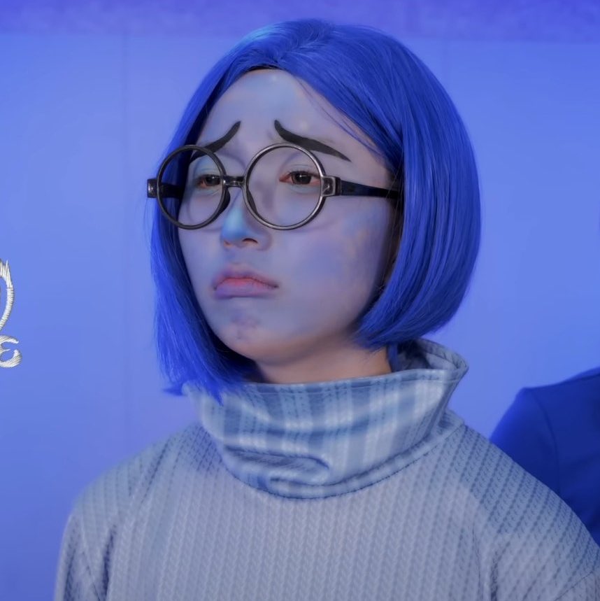 the way haewon’s face isnt that blue because they prolly finished all the paint on lily 😭😭