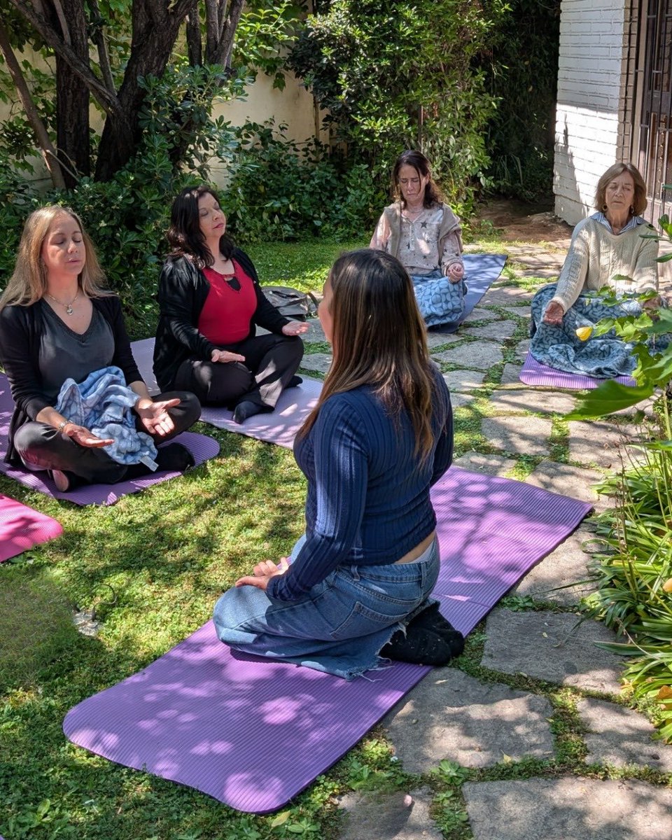 🌿JORNADA DE CAPACITACIÓN Y BIENESTAR 
Agradecemos a <a href="/MuniVitacura/">Municipalidad de Vitacura</a> al Equipo de Mujer, Comunidad y Familia x la capacitación q nos hicieron de su Programa No Estás Sola, x el cual brindan acompañamiento gratuito a mujeres q han vivido violencia intrafamiliar en contexto de pareja