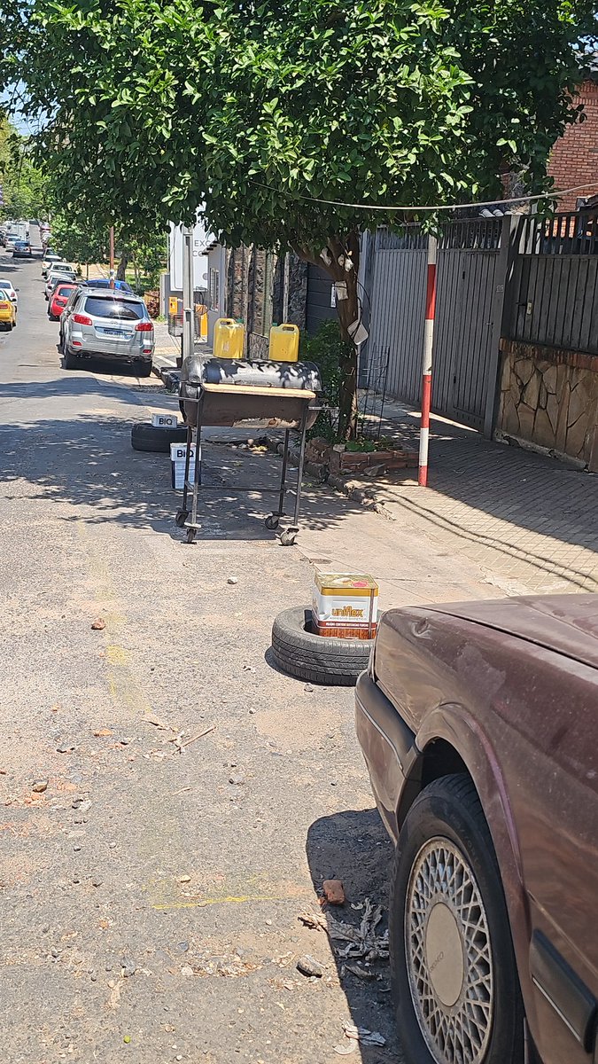 David040171986's tweet photo. Hace algo payaso @luisbello_asu badulaque reiko guau eyapo propaganda mau que todo pinta bien en asuncion que se cae a pedazo como vos escoria le sacaste a un buen director que hacia lo que correspondía por darle su chupete al acosador  denunciado miguel sosa https://t.co/6cYQTwUeHl