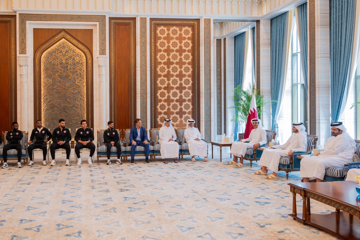AmiriDiwan's tweet photo. سمو الأمير المفدى يستقبل في قصر لوسيل، لاعبي منتخب قطر الوطني لكرة القدم، بمناسبة تأهلهم إلى بطولة كأس العالم لكرة القدم FIFA 2026.
https://t.co/5om7H8DzHu https://t.co/cpXOUM8zjR