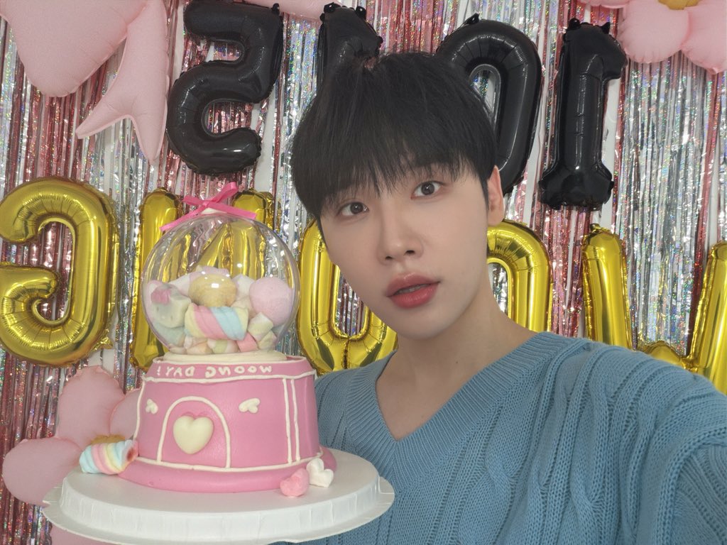 AB6IX_MEMBERS's tweet photo. 생일 축하해주신 모든 분들 너무너무 감사합니다❤️ 에비뉴없이 못살아!!!! ❤️❤️ https://t.co/XmC6OKaKIp