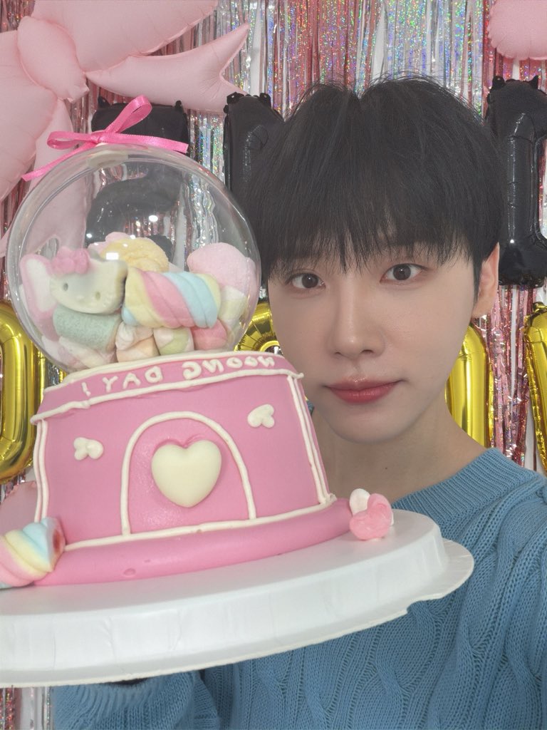AB6IX_MEMBERS's tweet photo. 생일 축하해주신 모든 분들 너무너무 감사합니다❤️ 에비뉴없이 못살아!!!! ❤️❤️ https://t.co/XmC6OKaKIp
