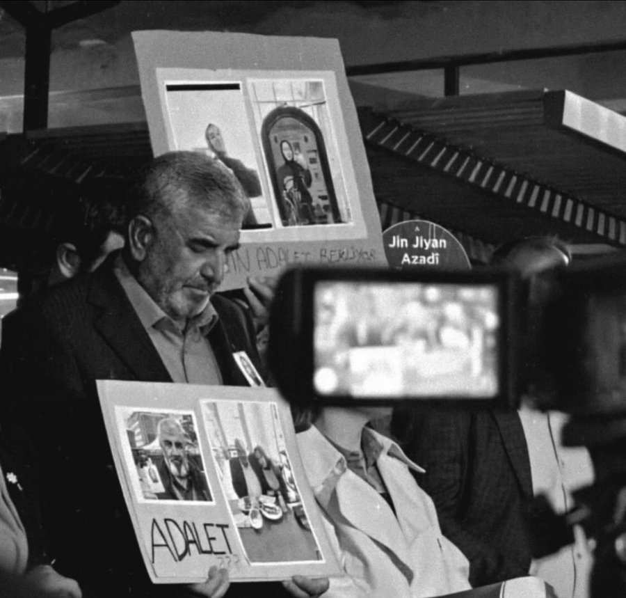 Evladını yitirmiş bir insana baş sağlığı ve sabır dilemekten başka hiç bir şey diyemezsiniz diyemeyiz çünkü tesellisi yok tarifi yok bu acının.

Siz evladı katledilmiş bir babayı cenazesi morgdayken azarladınız hakaret ettiniz.!

#RojininKatilleriNerede