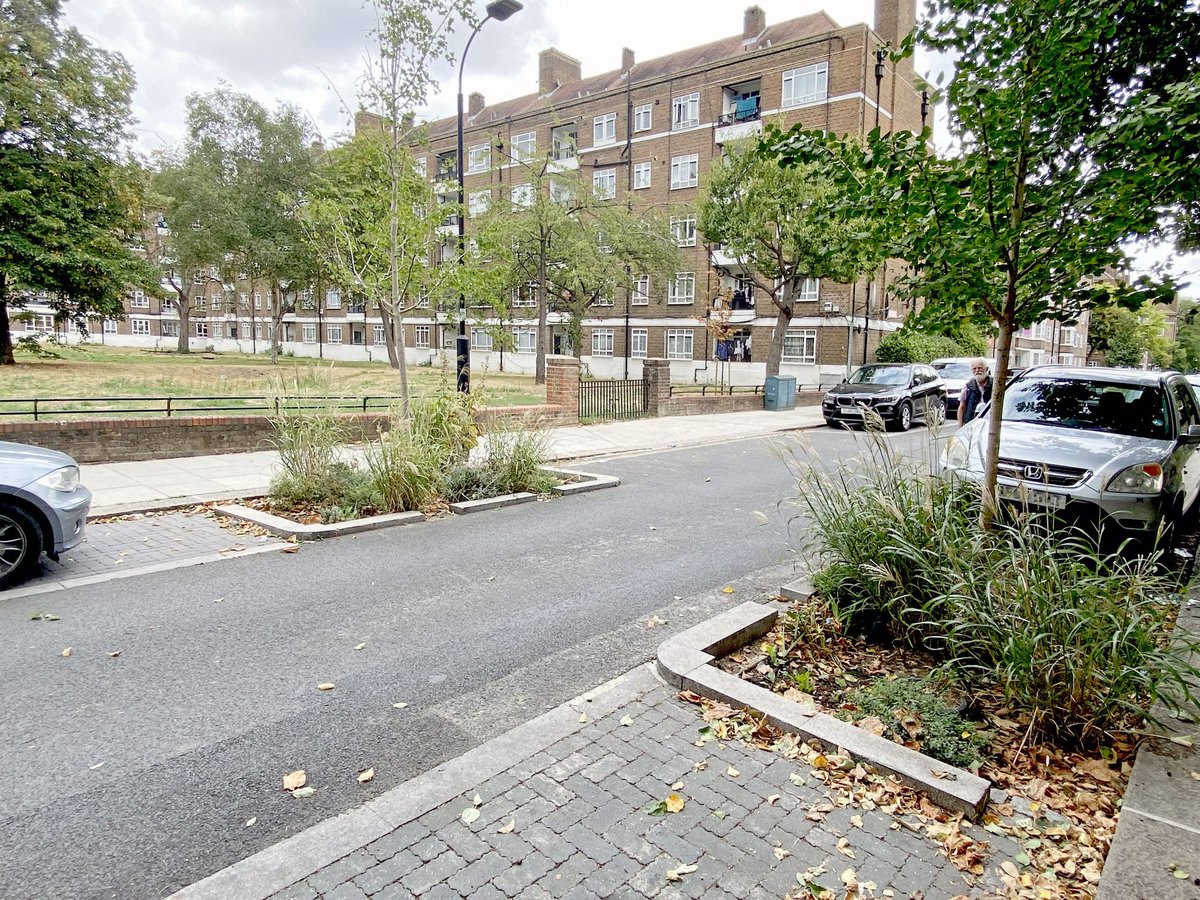 Hala belediye içinden birinin çıkıp, “Aslında araç trafiği olmayan bu yerde asfalt dışında bir çözüm olabilir mi? Neden daha sürdürülebilir, daha estetik, daha dayanıklı malzemeler kullanmıyoruz?” diye sormasını bekliyorum.