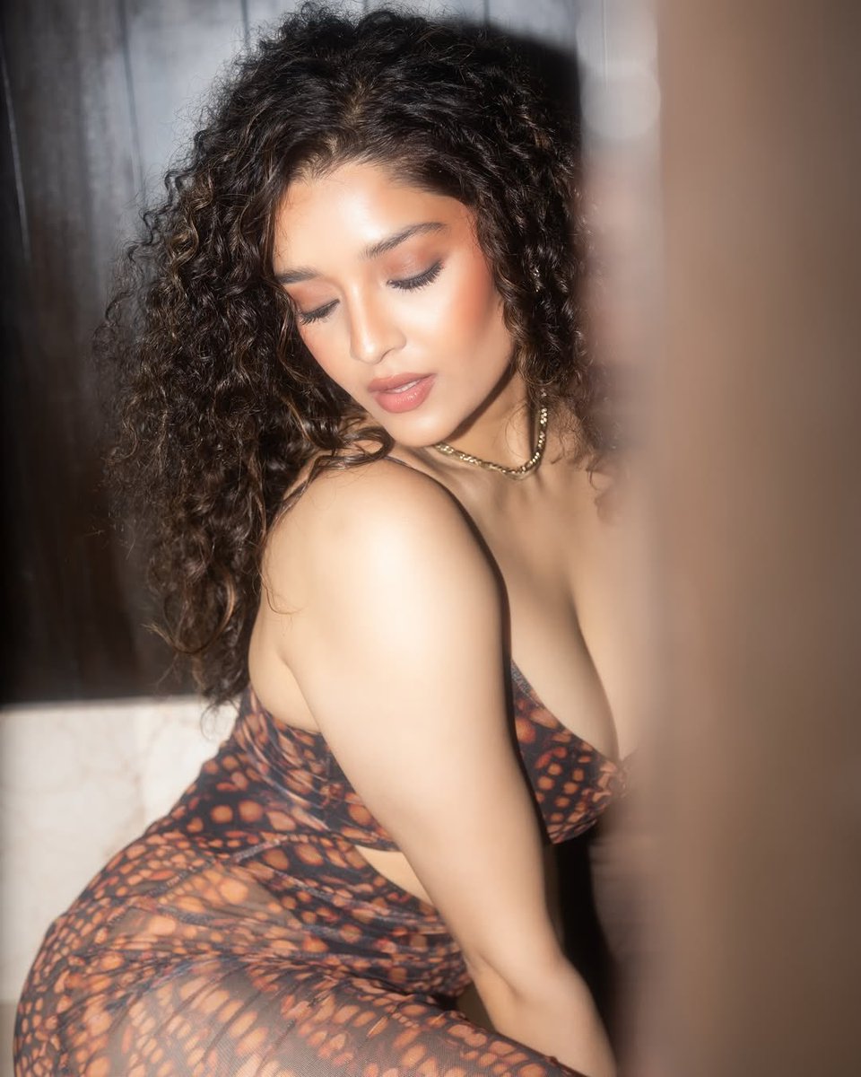 "Curvilicious bootilicious"#RitikaSinghhot 🔥