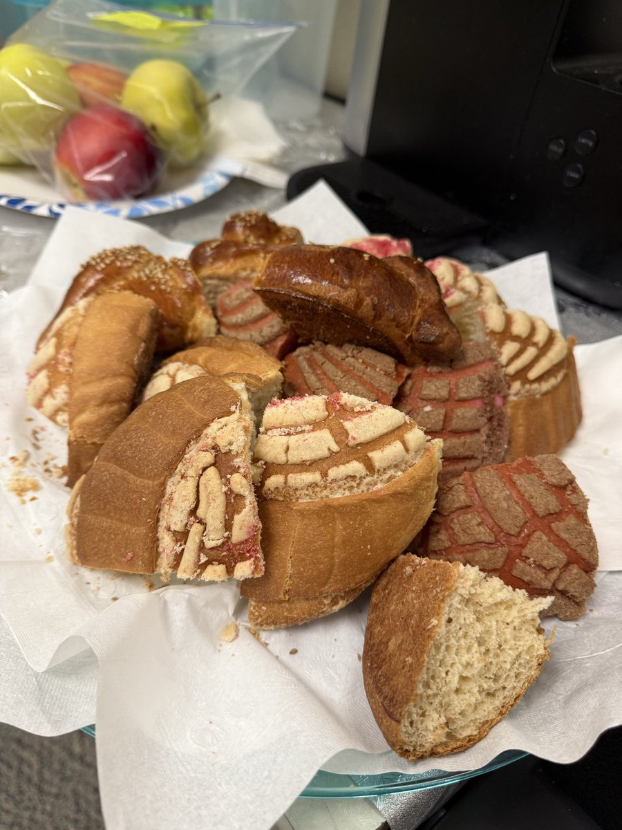 Conchitas for the Dream Team! Taking care of my colleagues. 😋💕

Have a sweet day!