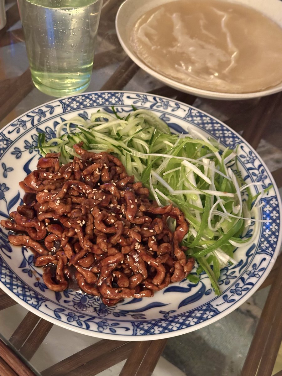 做了京酱肉丝配上这个盘子好像餐厅出品 服务员必须要带口音说话的那种
这种卷卷要费时间吃的菜
感觉很适合拉近距离捏 对不对小宝