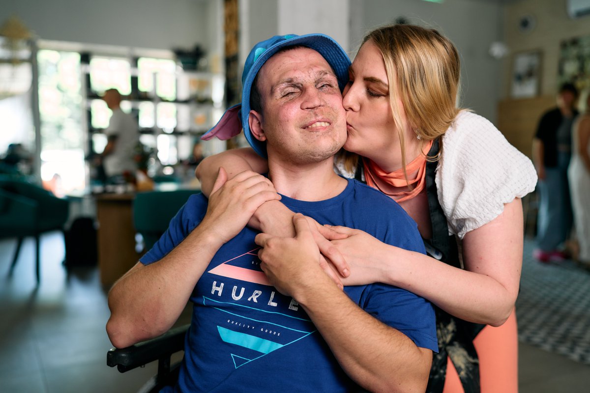 UNDPUkraine's tweet image. 💬“It’s like a new start: the war took my old life away, and now I feel like I have gained so much more.”

On this #WhiteCaneDay, read four stories about veterans who lost their sight and finding a new self through pottery via the project supported by @SwedeninUA &amp;amp; @UNDP.