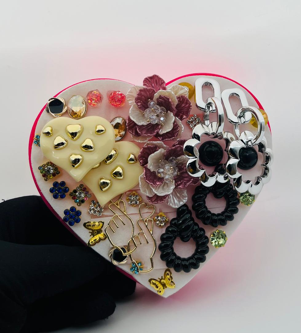 BigDebbie12312's tweet photo. Boxed earrings 

Comes exactly  as seen with box

DM for the price https://t.co/T7A3vieM8H
