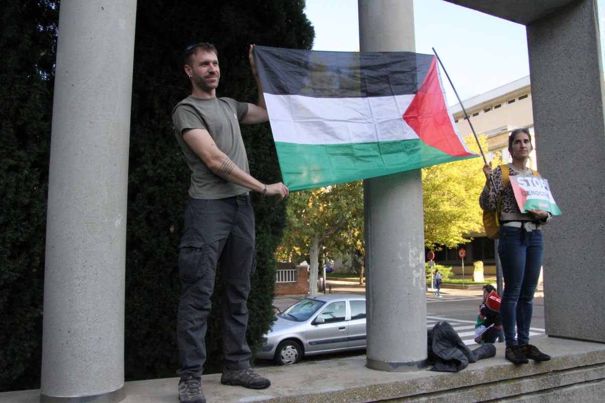 Zaragoza, Uesca, Teruel, Calatayud, Monzón, Chaca, L'Aínsa o Benás han sido escenario esta mañana de concentraciones en apoyo a la huelga general y los paros contra el genocidio en Palestina. Por la tarde continúan las movilizaciones. Te lo contamos aquí: arainfo.org/directo-aragon…