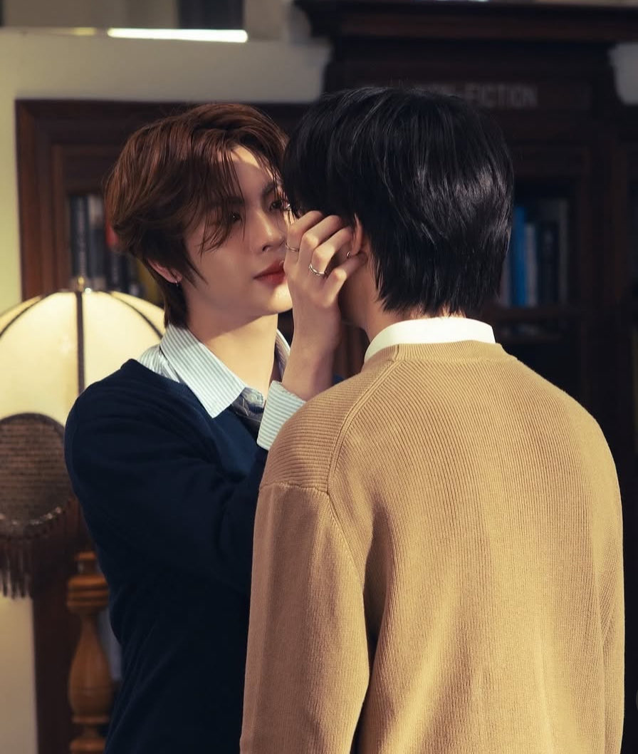 carrotsp1's tweet image. “ เหนื่อยมั้ย ”

“ ไม่เลยครับ คุณเจตเหนื่อยมั้ย ”

“ ไม่เหนื่อย กูถามอะไรมึงหน่อยสิ ”

“ ครับ ว่า ”

“ ทำไมถึงเลือกถ่ายพรีเวดดิ้งที่ห้องสมุดล่ะ ”

“ มึงยังคิดถึงจินตนากับชญาดาอยู่เหรอ ”

“ ครับ คุณจินตนากับชญาดาถึงจะเป็นอดีตของเรา แต่ผมอยากทำให้ให้ความฝันของทั้งคู่เป็นจริง ”

“…