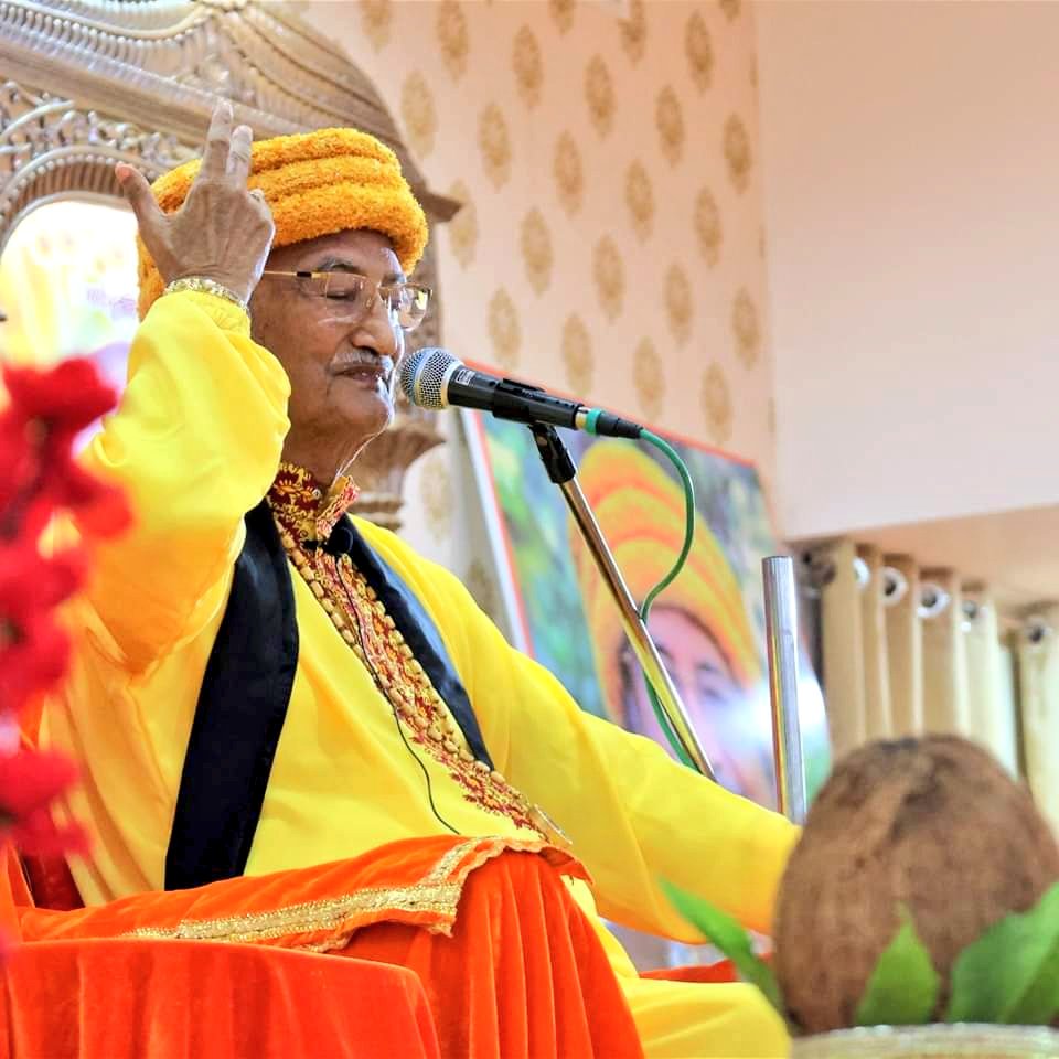 Samarthguru Dhara (@sgdharaofficial) on Twitter photo मन ही शिव है मन ही शक्ति,
मन पाँच तत्व से है निर्मित;
मन ब्रह्म तत्व मन से माया,
मन से ही धूप मन से छाया।
मन आत्मलीन हो जाये अगर,
वह होता सत्य शिवं सुंदर।
अथ उन्मन शरणं गच्छामि,
भज गोरख शरणं गच्छामि।।
-Samarthguru <a href="/SiddharthAulia/">Samarthguru Siddharth Aulia</a> Ji 🏵
#Samarthguru #GorakhGeeta #spirituality मन ही शिव है मन ही शक्ति,
मन पाँच तत्व से है निर्मित;
मन ब्रह्म तत्व मन से माया,
मन से ही धूप मन से छाया।
मन आत्मलीन हो जाये अगर,
वह होता सत्य शिवं सुंदर।
अथ उन्मन शरणं गच्छामि,
भज गोरख शरणं गच्छामि।।
-Samarthguru <a href="/SiddharthAulia/">Samarthguru Siddharth Aulia</a> Ji 🏵
#Samarthguru #GorakhGeeta #spirituality