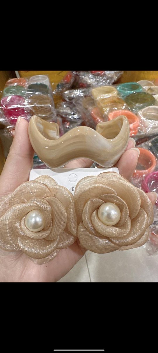 BigDebbie12312's tweet photo. Acrylic bangle and floral earrings

Set means both earring and bangles
Very affordable Dm now or click the link to join our business group for more beautiful jewelries https://t.co/Nf88pkP3Q5 https://t.co/BWAv657dAH