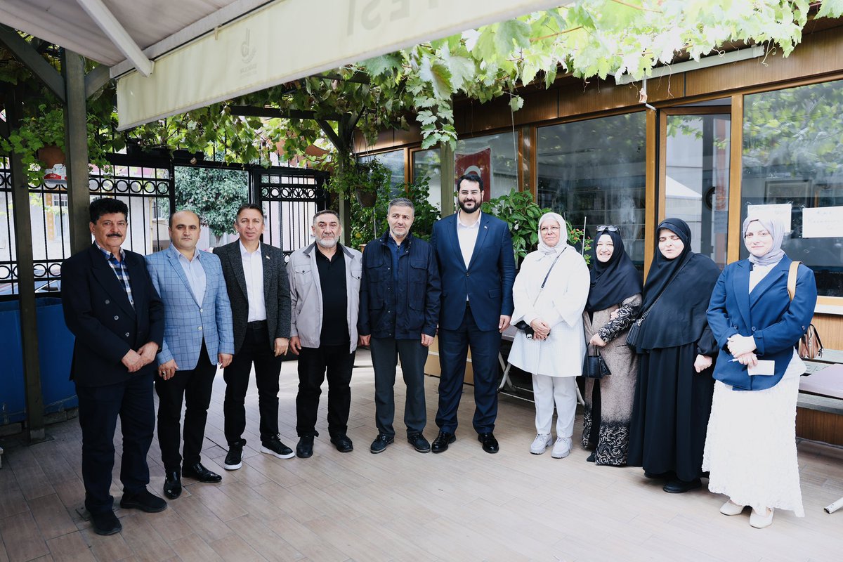 Yunus Emre Camiinde görev yapan görme engelli müezzin Halil İbrahim Özdemir hocamızı ve yine görme engelli olan kız kardeşi Meryem Özdemir hocamızı 15 Ekim Dünya Beyaz Baston Körler ve Güvenlik Günü vesilesiyle ziyaret ettik.

Üstün bir gayretle 7’den 70’e tüm mahalle