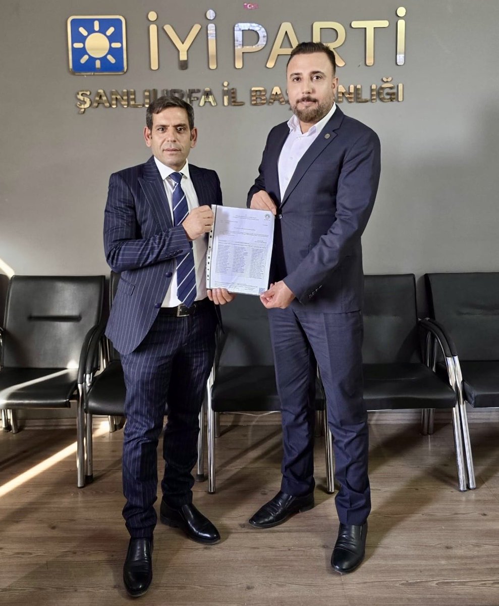 Eyyübiye 📍
İlçe Başkanımız Sayın Mahmut DEMİR, mazbatasını alarak görevine başlamıştır.
Kendisine başarılar diliyor, İYİ bir aile örneğiyle büyümeye devam edeceğimize inanıyoruz.

<a href="/MDervisogluTR/">Müsavat Dervişoğlu</a> <a href="/HasanToktasTR/">Hasan Toktaş</a> <a href="/aefakibaba/">Dr. Ahmet Eşref FAKIBABA</a>
<a href="/iyieyb/">İYİ PARTİ EYYÜBİYE☀️</a> <a href="/iyiparti_urfaa/">İYİ PARTİ ŞANLIURFA</a> 
#bizbizeyiz #iyilervarolsun