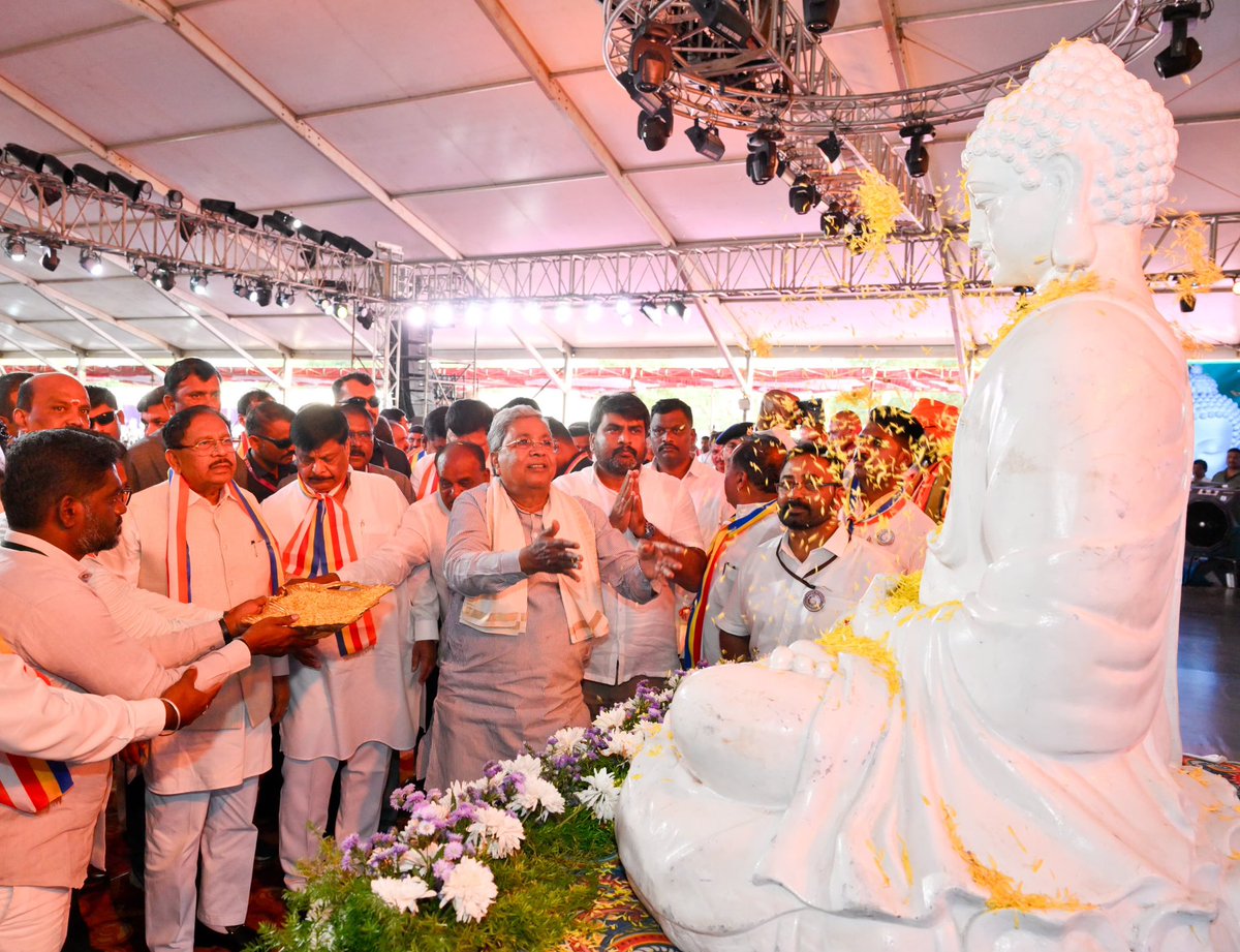 DrParameshwara's tweet photo. ಕರ್ನಾಟಕ ರಾಜ್ಯ ಭಿಕ್ಖು ಸಂಘ, ರಾಜ್ಯ ಬೌದ್ಧ ಸಂಘ-ಸಂಸ್ಥೆಗಳು ಹಾಗೂ ರಾಜ್ಯ ಅಂಬೇಡ್ಕರ್ ವಾದಿ ಸಂಘ-ಸಂಸ್ಥೆಗಳು ಮತ್ತು ವಿಶ್ವಮೇತ್ರಿ ಬುದ್ಧವಿಹಾರದ ಸಂಯುಕ್ತಾಶ್ರಯದಲ್ಲಿ ಮೈಸೂರಿನ ಮಹಾರಾಜ ಕಾಲೇಜಿನ ಮೈದಾನದಲ್ಲಿ ನಡೆದ “ಬೌದ್ಧ ಮಹಾ ಸಮ್ಮೇಳನ” ಮತ್ತು “ಮಾನವ ಮೈತ್ರಿಯ ಪಯಣ-2025 ಅಂತಾರಾಷ್ಟ್ರೀಯ ಬೌದ್ಧ ಸಾಂಸ್ಕೃತಿಕ ಸಂಗಮ” ಕಾರ್ಯಕ್ರಮದಲ್ಲಿ ಮಾನ್ಯ ಮುಖ್ಯಮಂತ್ರಿಗಳಾದ @siddaramaiah ರವರೊಂದಿಗೆ ಭಾಗವಹಿಸಿದೆ.

ವಿಶ್ವವೇ ಬುದ್ಧನ ತತ್ವ ಸಂದೇಶಗಳನ್ನು ಪಾಲಿಸಲು ಪ್ರಯತ್ನಿಸುತ್ತಿದೆ. ದೇಶಕ್ಕೆ ಬೇಕಾಗಿರುವುದು ಸಂಘರ್ಷವಲ್ಲ, ಶಾಂತಿ. ಬುದ್ಧನ ಸಂದೇಶ ಪಾಲಿಸಿದರೆ ಪ್ರತಿಯೊಬ್ಬ ಪ್ರಜೆಗೆ ಸಮಾನತೆ ಸಿಗುತ್ತದೆ. ಶೋಷಿತ ಸಮುದಾಯಗಳಿಂದ ಮಾತ್ರ ಬುದ್ಧನ ತತ್ವ, ಸಿದ್ಧಾಂತಗಳು ಉಳಿಯಲು ಸಾಧ್ಯ. ಬೌದ್ಧ ಮಹಾ ಸಮ್ಮೇಳನವು ದೇಶಕ್ಕೆ ಹೊಸ ಸಂದೇಶವನ್ನು ನೀಡುವ ಕಾರ್ಯಕ್ರಮವಾಗಲಿ ಎಂದು ಮಾತನಾಡಿದೆ. 

ಮೈಸೂರಿನ ಉರಿಲಿಂಗ ಪೆದ್ದಿ ಮಠದ ಜ್ಞಾನಪ್ರಕಾಶನಂದ ಸ್ವಾಮೀಜಿ ರವರು ಕಾರ್ಯಕ್ರಮದ ದಿವ್ಯ ಸಾನಿಧ್ಯ ವಹಿಸಿದ್ದರು. ಸಚಿವರಾದ ಡಾ. ಹೆಚ್.ಸಿ.ಮಹದೇವಪ್ಪ, ಸತೀಶ್ ಜಾರಕಿಹೊಳಿ, ರಾಜ್ಯ ಮಾಲಿನ್ಯ ನಿಯಂತ್ರಣ ಮಂಡಳಿ ಅಧ್ಯಕ್ಷರಾದ ಪಿ.ಎಂ.ನರೇಂದ್ರಸ್ವಾಮಿ, ಶಾಸಕರಾದ ಎ.ಆರ್.ಕೃಷ್ಣಮೂರ್ತಿ, ದರ್ಶನ್ ದೃವ ನಾರಾಯಣ್, ರವಿ ಶಂಕರ್, ವಿಧಾನ ಪರಿಷತ್ ಸದಸ್ಯರಾದ ಯತೀಂದ್ರ ಸಿದ್ದರಾಮಯ್ಯ, ವಿಧಾನ ಪರಿಷತ್‌ನ ಮಾಜಿ ಸದಸ್ಯ ಎಂ.ಸಿ.ವೇಣುಗೋಪಾಲ್ ಮುಂತಾದವರು ಇದ್ದರು.

#buddha #BuddhaWisdom #buddhism @CMofKarnataka @CMahadevappa