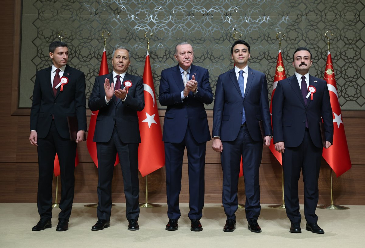 Bugün gerçekleştirdiğimiz kura töreniyle yeni görev yerlerine uğurladığımız 110 kaymakam adayımızı tebrik ediyor, başarılar diliyorum.

Genç kaymakamlarımızın, ülkemizin dört bir yanında milletimize ve devletimize en güzel şekilde hizmet edeceğinden şüphe duymuyorum.