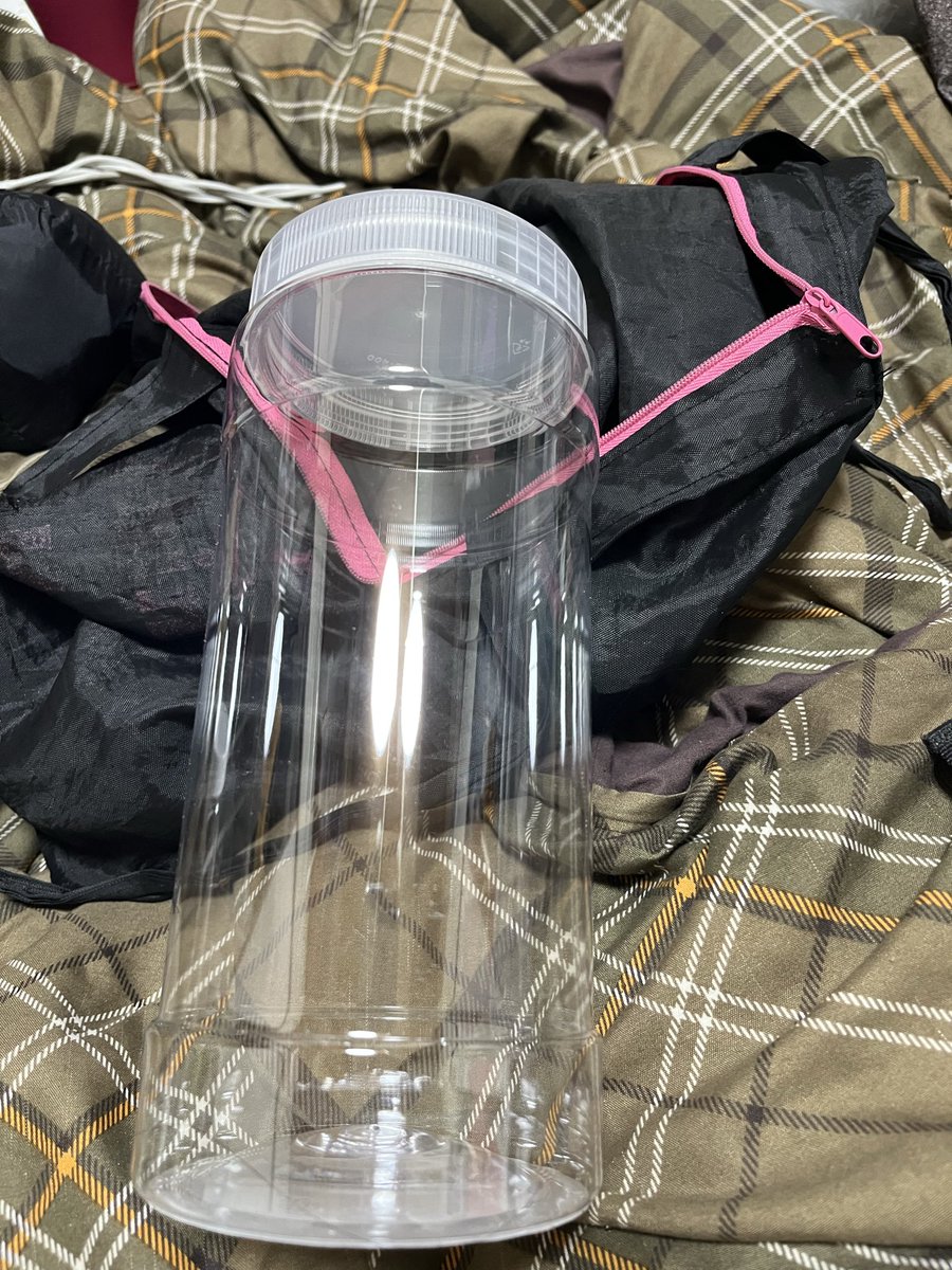 セリアでカブト幼虫のために🐛🐛
ボトル買ってきた🫙🫙
4種類の物
ダイソーよりは小さいのが多い
フタ別で12〜13cmが多い
たまに14〜17cmも有るけど
ダイソーのはフタの下から図って20cmあるからな👍
セリアのもサイズ違いのはボトルで試して見るか
マットは12cm〜13cmは入れられるだろう😆
