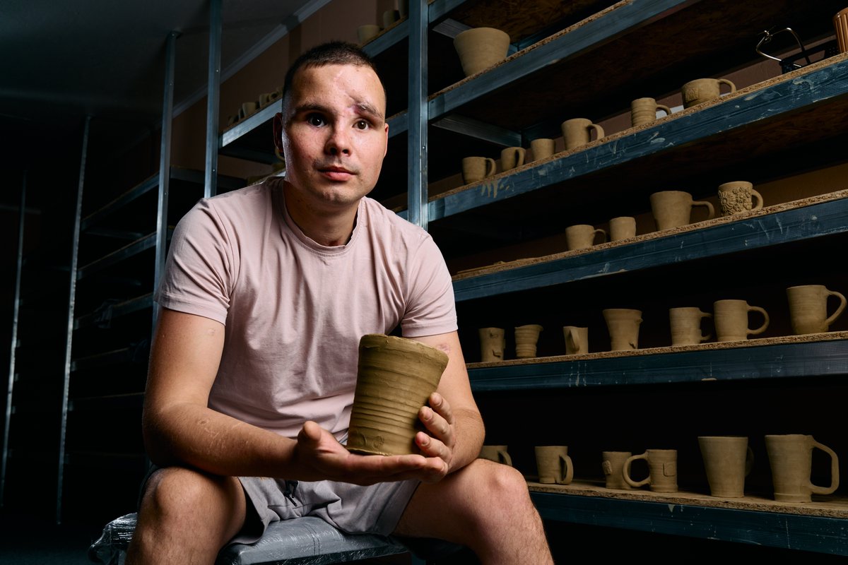 UNDPUkraine's tweet image. 💬“It’s like a new start: the war took my old life away, and now I feel like I have gained so much more.”

On this #WhiteCaneDay, read four stories about veterans who lost their sight and finding a new self through pottery via the project supported by @SwedeninUA &amp;amp; @UNDP.
