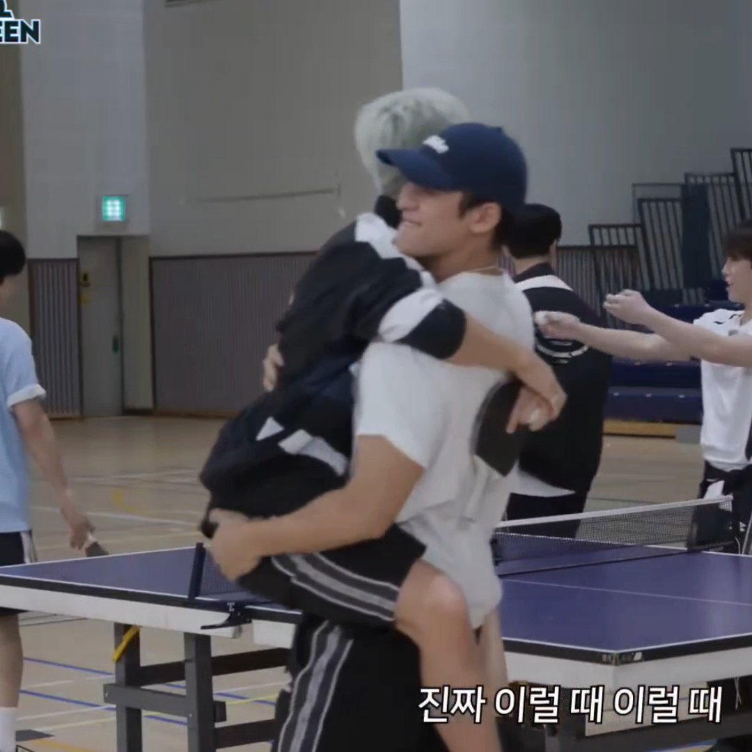 어카냐어카냐어카냐어카냐어카냐ㅑ
아니나진짜 지금폰던졌다가 터덜터덜 다시주워옴
그러고 또 봄… 영상에갇힘
아아아아아아아아아아아아아악!!!!!!!!!