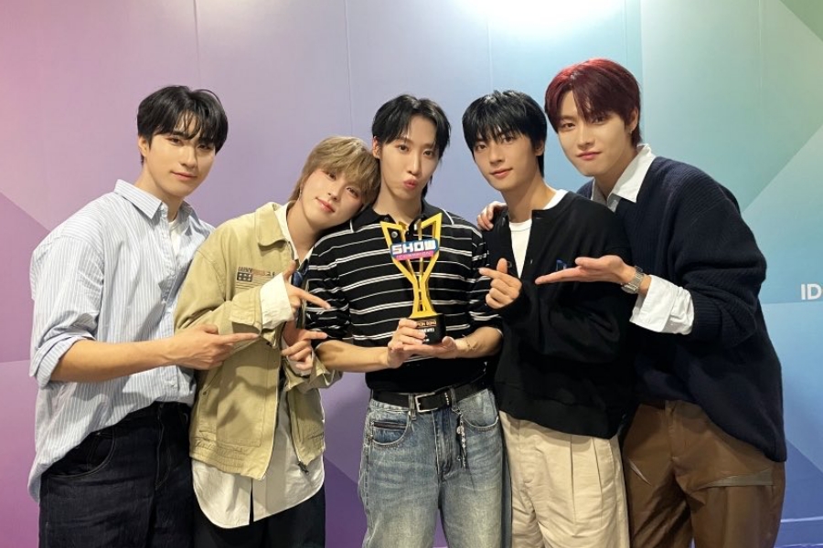 soompi's tweet photo. WATCH: #ONEWE Takes 1st-Ever Win On "Show Champion" With #MAZE1stWin
https://t.co/n7Jr1B1rYm https://t.co/qFFCMo4Tin
