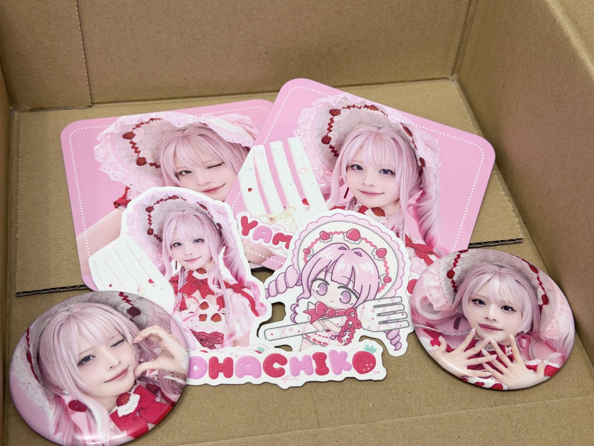 いろいろ届いてきた〜！！
1枚目は裏表紙なんだけど、写真でわかるかな〜〜パールぽいキラキラで可愛い🥹♡ステッカーはシュガーぽいキラキラ！