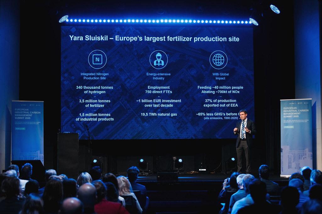 yara's tweet image. At the #ICMSummit2025, Luc Haustermans presented Yara’s #CCS project in Sluiskil, where 800,000 tons/year of CO₂ will be captured from 2026.
Learn more about Europe’s biggest industrial climate project here 👉 bit.ly/4oopYMd