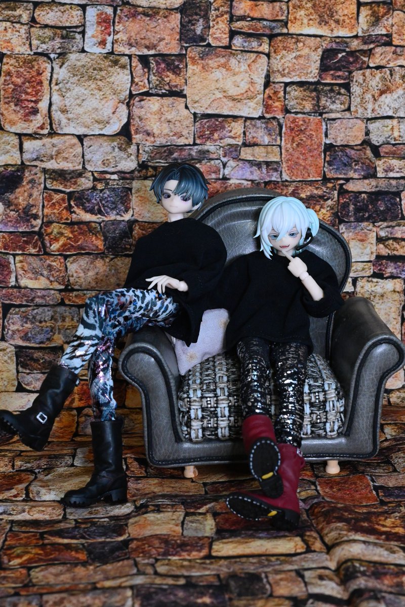 ミニソファ小さい子達にとても良いサイズです。
シックなお色がとてもかっこいいです🩶

🛋️:こびとの家具屋さん（<a href="/Mr_Ystudio/">miniature shop【こびとの家具屋】</a> ）

#シチリアの追憶
#tinyQueen