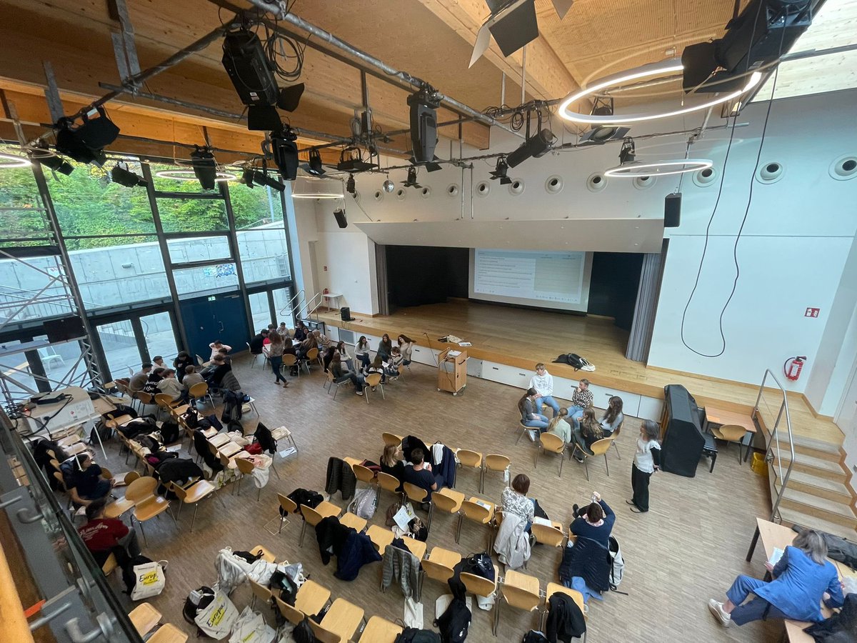 IESHnosMachado's tweet photo. Recibimiento de los alumnos Erasmus en el centro escolar de Stuttgart @sepiegob @EducaAnd #Eramusplus #EPAS @europeancommission https://t.co/DaKbW3zxZp
