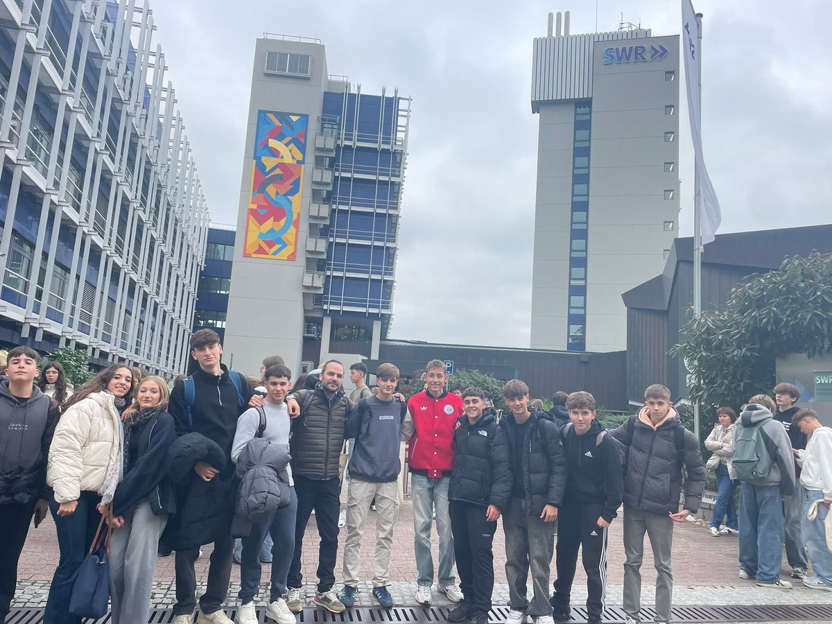 IESHnosMachado's tweet photo. Recibimiento de los alumnos Erasmus en el centro escolar de Stuttgart @sepiegob @EducaAnd #Eramusplus #EPAS @europeancommission https://t.co/DaKbW3zxZp