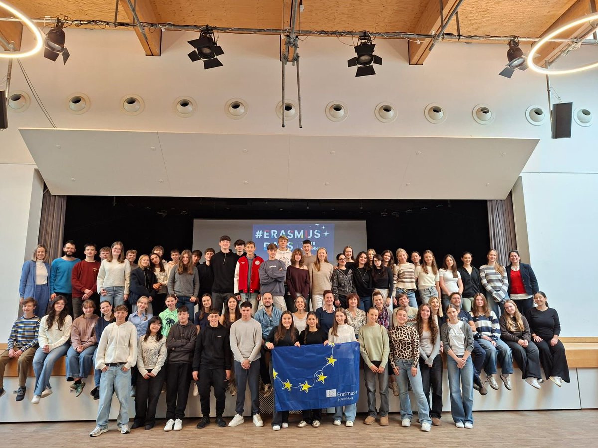 IESHnosMachado's tweet photo. Recibimiento de los alumnos Erasmus en el centro escolar de Stuttgart @sepiegob @EducaAnd #Eramusplus #EPAS @europeancommission https://t.co/DaKbW3zxZp