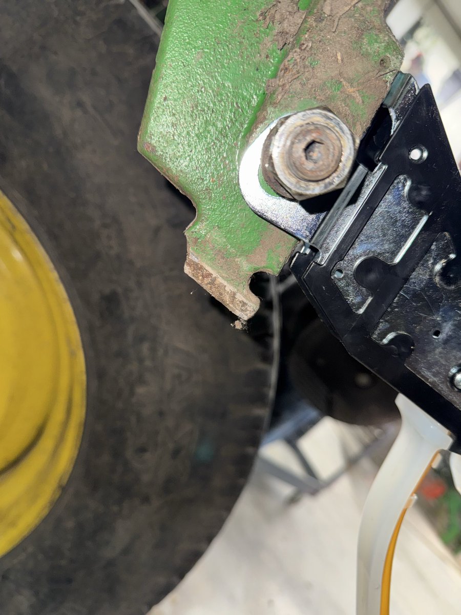 AgassizPrec's tweet photo. Not sure why the seed tube broke? Dig a little deeper and find the problem! π€ Check those row unit shanks. ππͺ@PrecisionPlant #Maintenance #RocksAndThings #DuraWear seed tube guards. πͺ https://t.co/OiSF9DXWZI