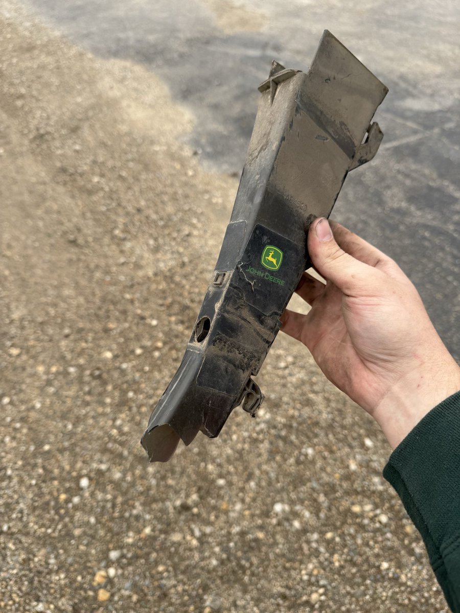 AgassizPrec's tweet photo. Not sure why the seed tube broke? Dig a little deeper and find the problem! π€ Check those row unit shanks. ππͺ@PrecisionPlant #Maintenance #RocksAndThings #DuraWear seed tube guards. πͺ https://t.co/OiSF9DXWZI
