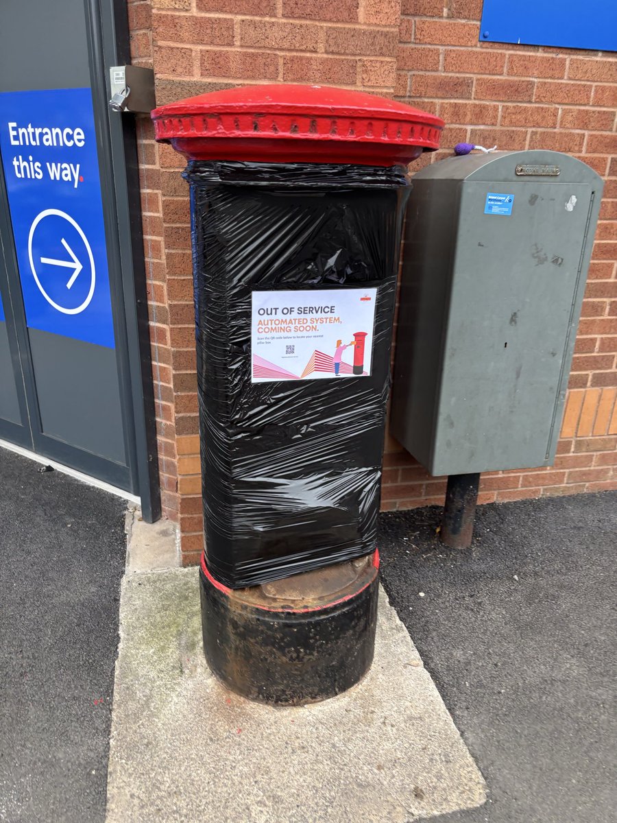 heathert612's tweet photo. @RoyalMail why are you taping up rare late collection (5pm) post boxes outside an actual post office, to make it even more difficult to send letters and support small businesses I suppose, please give information on this new automated system? https://t.co/17W5cIw59S