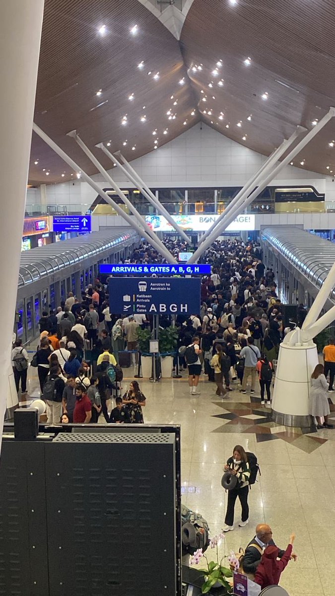 afiqmukhtar's tweet photo. AERO TRAIN KLIA ROSAK LAGI?!

Apa lagi alasan nak bagi? Kos naik taraf RM456juta ye bukan kecik2 anak! 

Jangan buat malu! 

@anwaribrahim @anthonyloke @MY_Airports https://t.co/mEUcAKLWdk