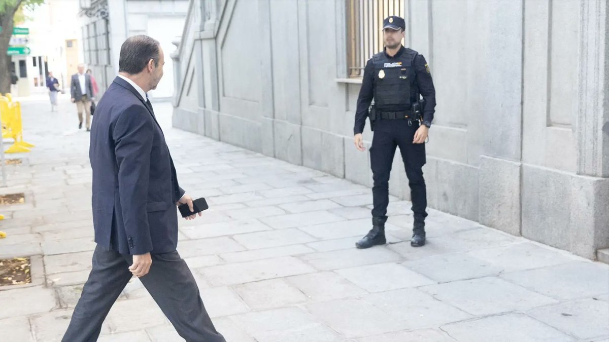 🔴 ÁBALOS ESQUIVA LA CÁRCEL 

Ábalos se niega a declarar en el Supremo.
El juez le advierte de “riesgo cierto de fuga” pero evita enviarlo a prisión.
El exministro, sin abogado de confianza y sin respuestas, sale del tribunal por la puerta grande…

Fuente | <a href="/elespanolcom/">EL ESPAÑOL</a>