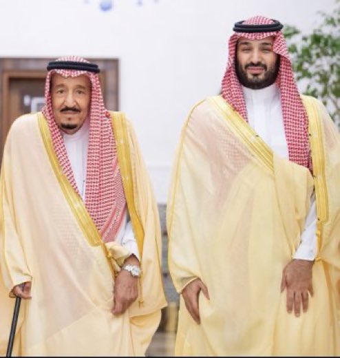 HRHMBNSALMAAN's tweet photo. أعلن صاحب السمو الملكي الأمير محمد بن سلمان بن عبدالعزيز آل سعود ولي العهد رئيس مجلس الوزراء رئيس مجلس إدارة شركة رؤى الحرم المكي -حفظه الله- إطلاق مشروع "بوابة الملك سلمان" بوصفه وجهة متعددة الاستخدامات في مكة المكرمة.
 وتمتد "بوابة الملك سلمان" على إجمالي مسطحات بناء بمساحة تصل إلى 12 مليون متر مربع بجوار المسجد الحرام.
 يهدف المشروع إلى تحقيق نقلة نوعية في تطوير البنية التحتية لمدينة مكة المكرمة والمنطقة المركزية بشكل خاص لتصبح نموذجًا عالميًا للتطوير العمراني، ليكون مساهمًا رئيسًا في دعم الجهود المبذولة على تطوير المنطقة وتسهيل الزيارة مع تقديم خدمات ذات جودة عالية لقاصدي بيت الله الحرام وإثراء رحلتهم الدينية والثقافية بما يتماشى مع مستهدفات برنامج خدمة ضيوف الرحمن.
 يتميز مشروع "بوابة الملك سلمان" بموقع إستراتيجي بجوار المسجد الحرام، ويعد وجهة متعددة الاستخدامات تهدف في المقام الأول إلى الارتقاء بمنظومة الخدمات المقدّمة، وتوفير مرافق سكنية وثقافية وخدمية محيطة بالمسجد الحرام، كما يضيف المشروع طاقة استيعابية تتسع لما يقارب 900 ألف مصلِ في المصليات الداخلية والساحات الخارجية.
 يرتبط المشروع بوسائل النقل العامة لتسهيل الوصول إلى المسجد الحرام، ويمثّل مزيجًا استثنائيًا متناغمًا بين الإرث المعماري الغني لمكة المكرمة مع أرقى أساليب الحياة العصرية، بما يضمن أعلى مستويات الراحة. كما يهدف المشروع إلى الحفاظ على الإرث التاريخي والثقافي لمدينة مكة المكرمة من خلال تطوير وإعادة تأهيل مساحة تقارب 19 ألف متر مربع من المناطق الثقافية والتراثية، لإثراء تجربة زائريها، وكذلك الإسهام في تحقيق أهداف رؤية المملكة 2030م على صعيد التنويع الاقتصادي من خلال استحداث أكثر من 300 ألف فرصة عمل بحلول 2036م بمشيئة الله.
 يعمل على تطوير مشروع "بوابة الملك سلمان" شركة رؤى الحرم المكي، إحدى شركات صندوق الاستثمارات العامة لدعم تنفيذ إستراتيجيته من خلال رفع مستوى التطوير العمراني بالمنطقة المحيطة بالمسجد الحرام ليصبح من أفضل نماذج التطوير العالمية. وتركز شركة رؤى الحرم المكي على الإدارة المستدامة للموارد عبر توظيف الحلول المبتكرة، بما يسهم في تحقيق أثر إيجابي ملموس على السكان وضيوف الرحمن من الحجاج والمعتمرين والزائرين مع الحفاظ على النسيج الثقافي لمكة المكرمة، كما تلتزم الشركة بمراعاة المعايير والممارسات العالمية في عمليات التطوير العقاري وتوفير تجربة استثنائية.