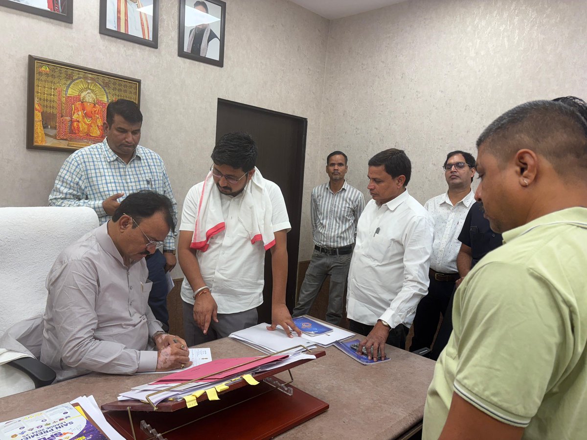 mla_umesh_aspur's tweet photo. आज उपमुख्यमंत्री श्री प्रेमचन्द बैरवा जी के आवास पर भेंट के दौरान, साबला ब्लॉक में राजकीय महाविद्यालय के स्थायी भवन हेतु ₹4 करोड़ 50 लाख की प्रशासनिक स्वीकृति प्राप्त हुई है।
साथ ही, दोवड़ा एवं आसपुर ब्लॉक में नवीन राजकीय महाविद्यालय खोलने को लेकर भी मंत्री जी से चर्चा हुई है। https://t.co/HX8sCL52jl