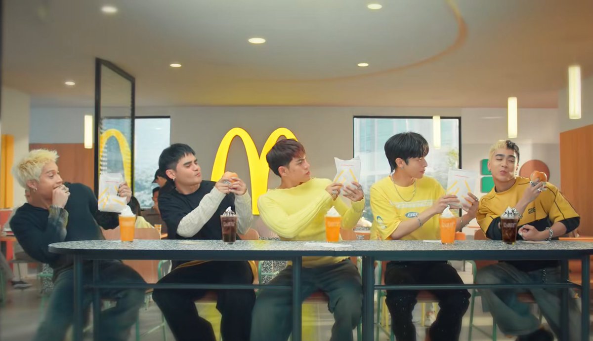 olbapologist's tweet image. Another cute #SB19xMcDonalds commercial!😍 thank you, ninang @McDo_PH 😍💛 eto na nga, susugod na po sa Mcdo hahahaha napa crave ng wala sa oras😂🤣
@SB19Official #SB19
#McSaversSnackAndMatch