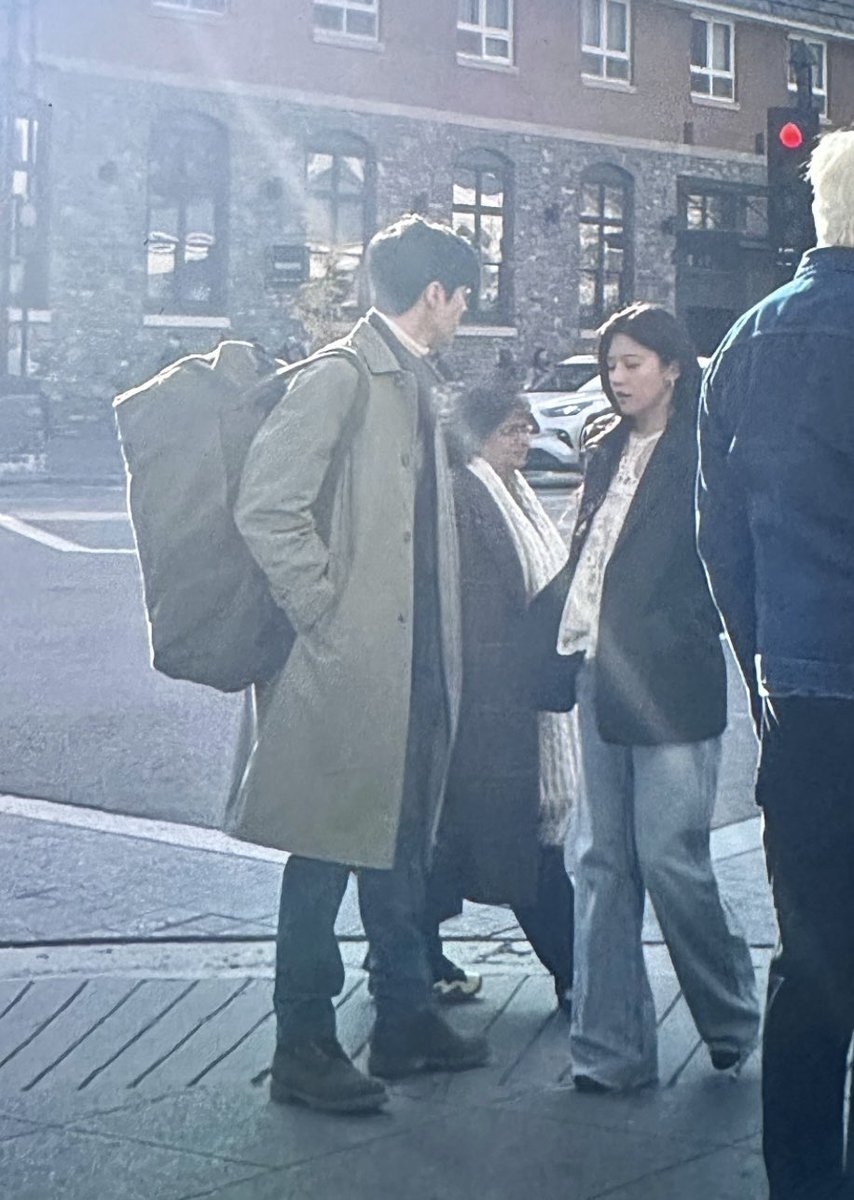 HojinandMuhee's tweet photo. #KimSeonHo and #GoYounJung were spotted filming #CanThisLoveBeTranslated in Downtown Banff, Canada https://t.co/NgLuwxsTdK